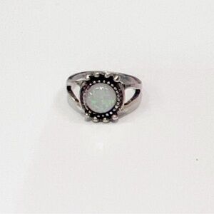 Vintage Like Ivory Faux Stone Silver plated Ring Size 7
** Fashion jewelry ***